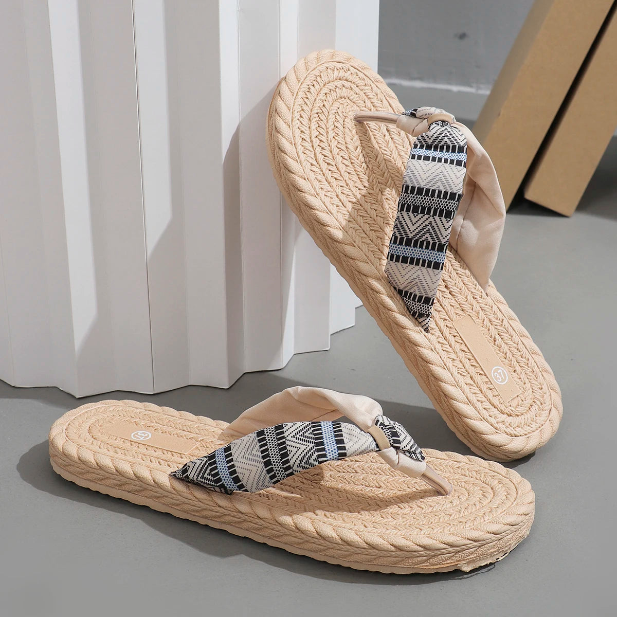 Women's Fashion Ethnic Graffiti Anti-Slip Flip-Flops